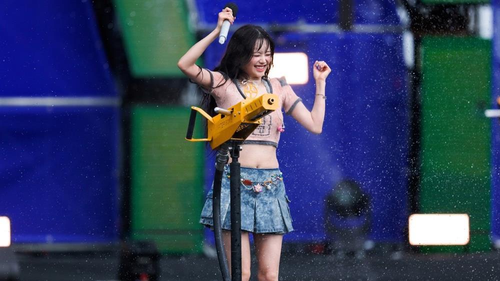 Lễ hội nhạc nước: Ca sĩ nữ mặc xuyên thấu, quần ngắn biểu diễn-8