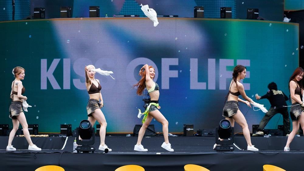 Lễ hội nhạc nước: Ca sĩ nữ mặc xuyên thấu, quần ngắn biểu diễn-10