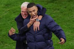 HLV Deschamps bảo vệ Mbappe trước làn sóng chỉ trích