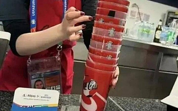 Đi xem Euro, cậu bé chớp cơ hội kiếm tiền khiến người lớn lác mắt-1