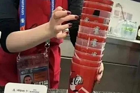 Đi xem Euro, cậu bé chớp cơ hội kiếm tiền khiến người lớn 'lác mắt'