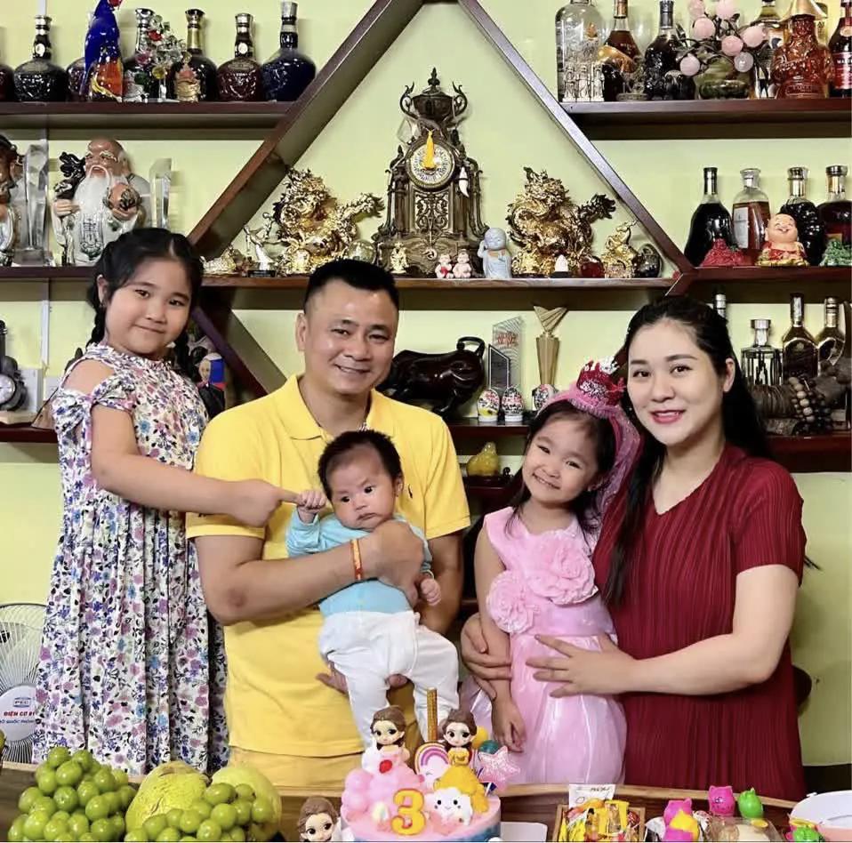 NSND trẻ nhất thiên đình: Là con trai NSƯT kỳ cựu, 2 lần đò mới viên mãn, U50 làm bố bỉm chăm 3 con-4