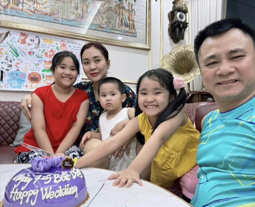 NSND trẻ nhất thiên đình: Là con trai NSƯT kỳ cựu, 2 lần đò mới viên mãn, U50 làm bố bỉm chăm 3 con-6