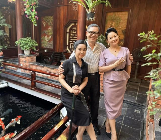 Mỹ nhân Hà thành U60 trẻ đẹp đến khó tin, vừa làm Đại tá quân đội vừa chăm chồng khéo léo thế này-1