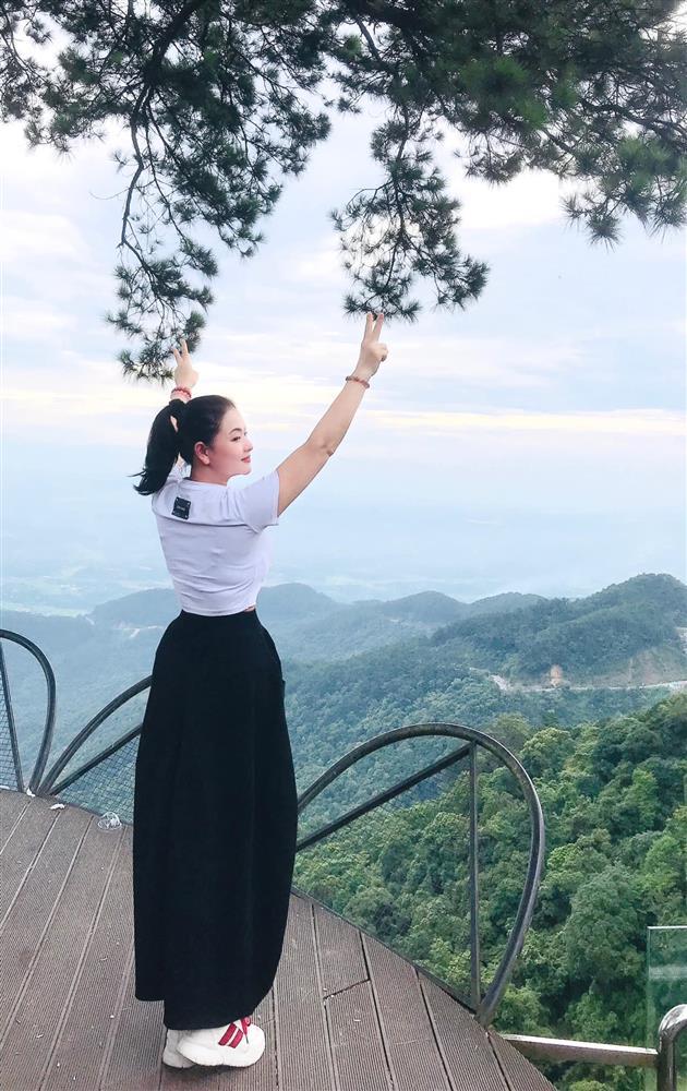 Mỹ nhân Hà thành U60 trẻ đẹp đến khó tin, vừa làm Đại tá quân đội vừa chăm chồng khéo léo thế này-4