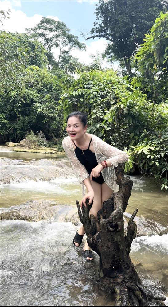 Mỹ nhân Hà thành U60 trẻ đẹp đến khó tin, vừa làm Đại tá quân đội vừa chăm chồng khéo léo thế này-5