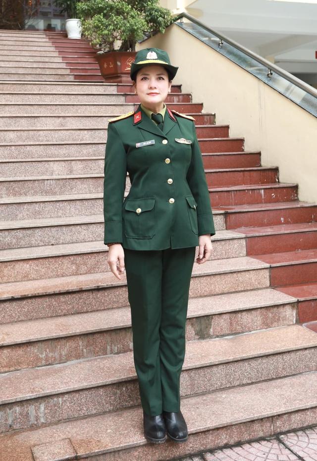 Mỹ nhân Hà thành U60 trẻ đẹp đến khó tin, vừa làm Đại tá quân đội vừa chăm chồng khéo léo thế này-6