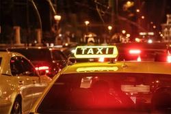 Tranh làn đường, gã trai ép hôn tài xế taxi để trả đũa, cảnh sát phải ra tay