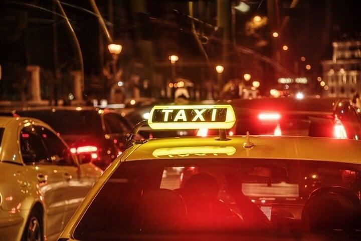 Tranh làn đường, gã trai ép hôn tài xế taxi để trả đũa, cảnh sát phải ra tay-1