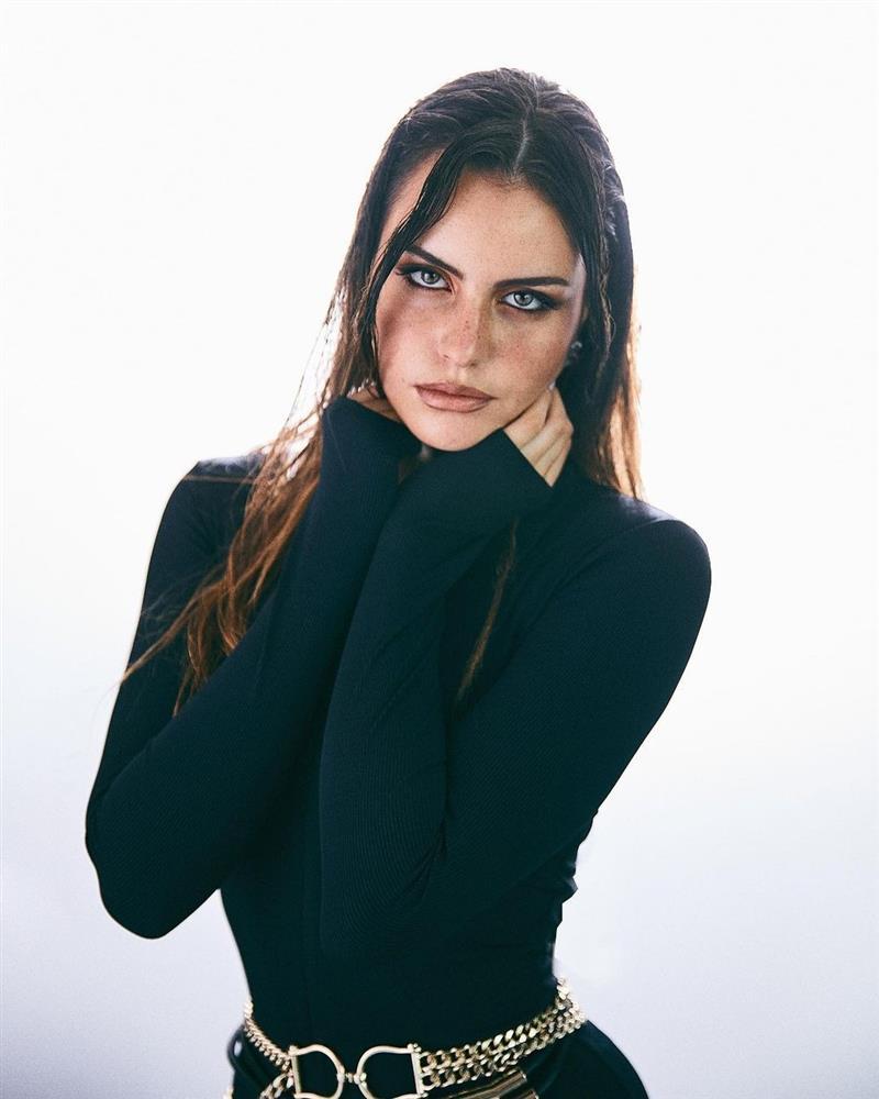 Nữ ca sĩ cao 1m75 đăng quang Hoa hậu Hoàn vũ Chile-10