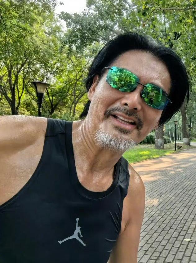 Ngỡ ngàng với ngoại hình ở tuổi U70 của Châu Nhuận Phát khi chạy bộ trong công viên-2