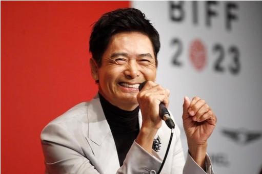 Ngỡ ngàng với ngoại hình ở tuổi U70 của Châu Nhuận Phát khi chạy bộ trong công viên-3