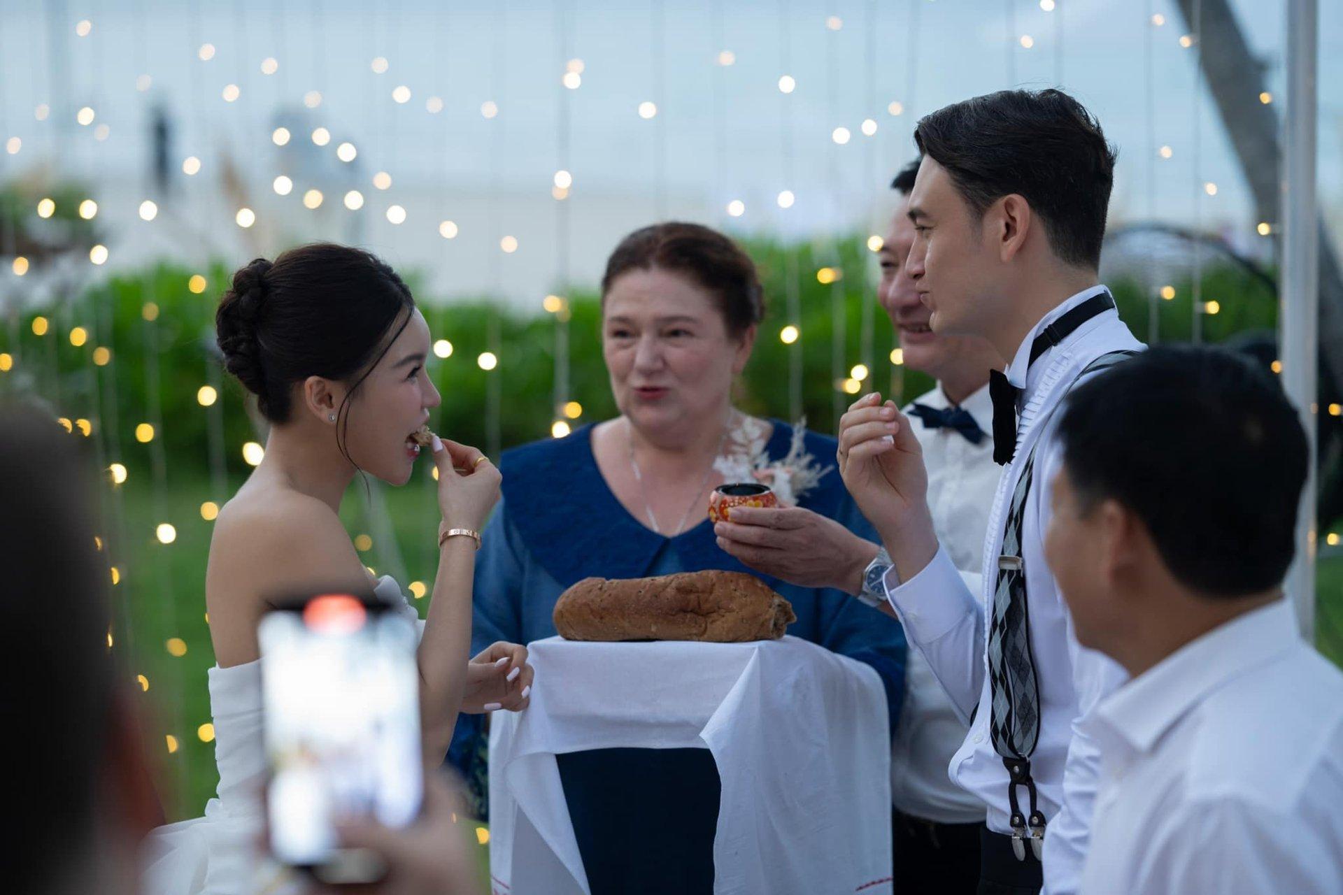 Ảnh cưới đẹp như mơ giờ mới tiết lộ của Đặng Văn Lâm-4