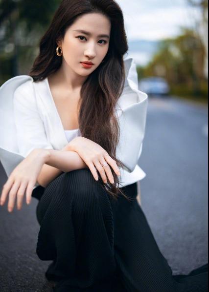 Trần Khôn từng khinh thường, bất mãn với Lưu Diệc Phi công khai vì lý do này-3