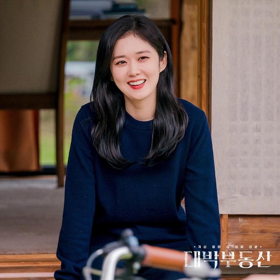 Mỹ nhân giàu có 42 tuổi mới kết hôn, được chồng trẻ kém 6 tuổi yêu chiều: Bảo sao U45 vẫn như học sinh cấp 3-1