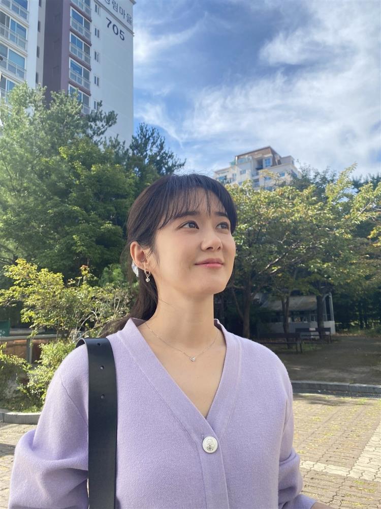 Mỹ nhân giàu có 42 tuổi mới kết hôn, được chồng trẻ kém 6 tuổi yêu chiều: Bảo sao U45 vẫn như học sinh cấp 3-4