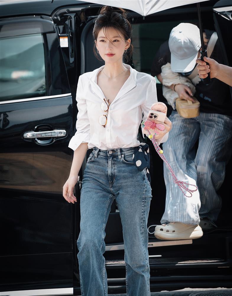 Vòng eo chỉ nhỏ bằng tai nghe của Triệu Lộ Tư-2