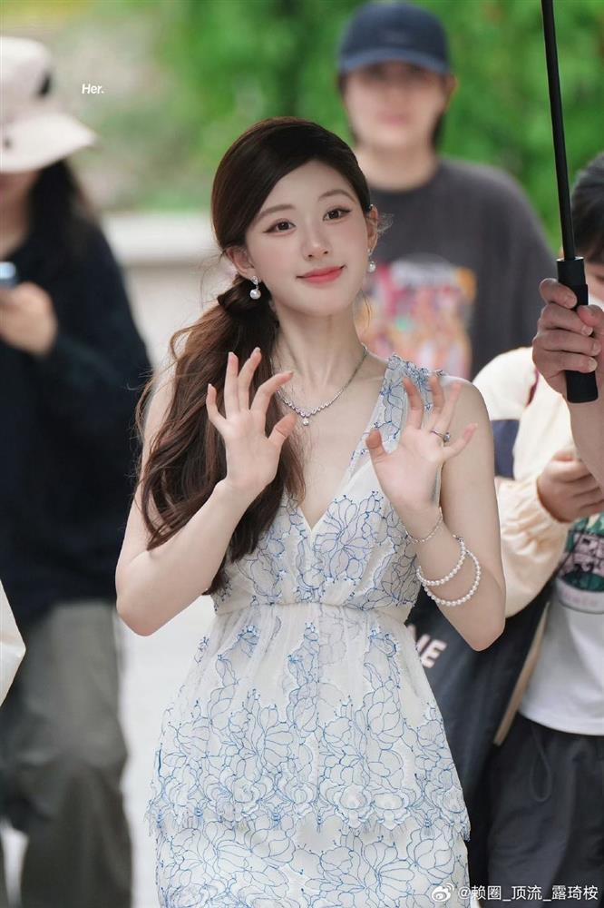 Vòng eo chỉ nhỏ bằng tai nghe của Triệu Lộ Tư-3