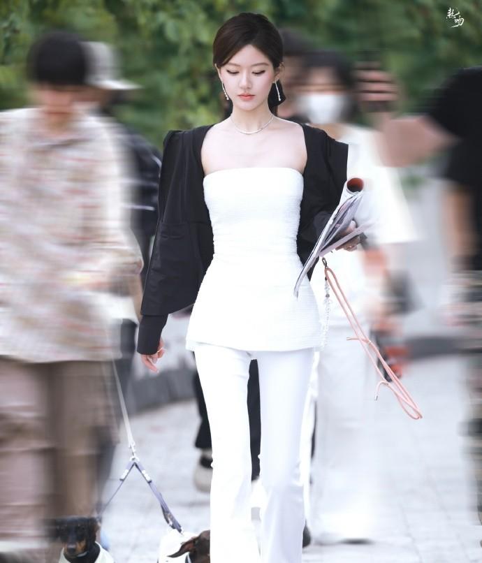 Vòng eo chỉ nhỏ bằng tai nghe của Triệu Lộ Tư-5