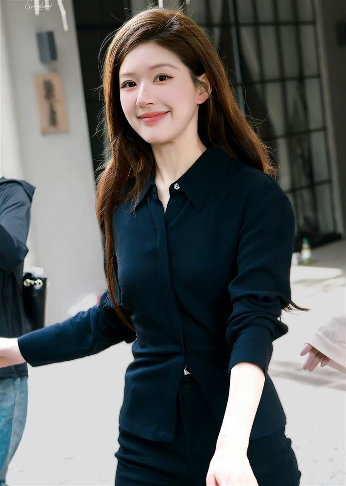 Vòng eo chỉ nhỏ bằng tai nghe của Triệu Lộ Tư-9