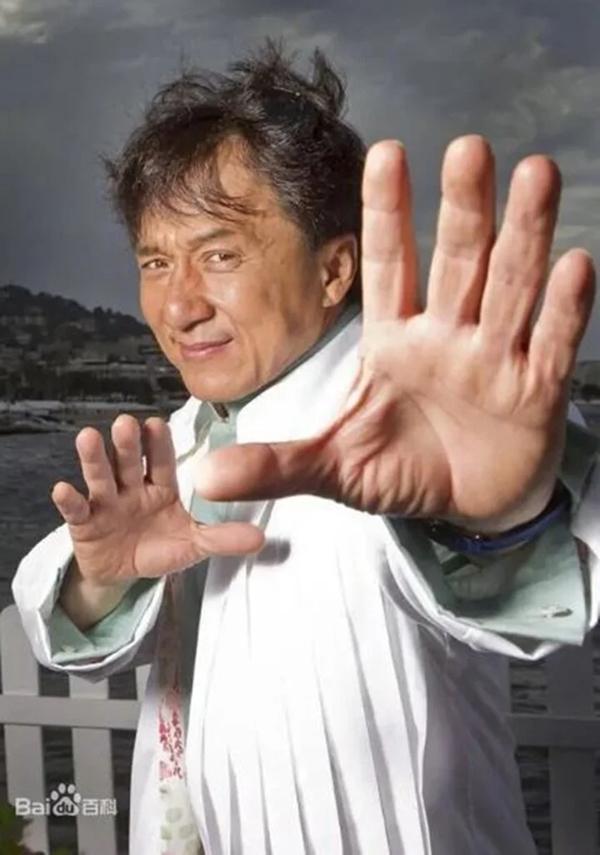 Bị hỏi liệu có đánh thắng Ngô Kinh, Thành Long tuyên bố một câu xanh rờn-1