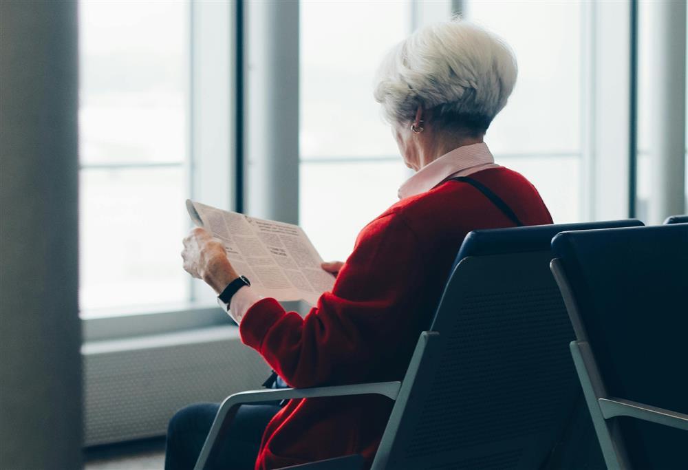 Người vợ U70 quyết ly hôn vì mỗi lần đi chơi về lại thấy chồng đứng cổng-1