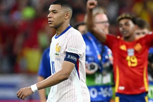 Phong cách thần đồng 16 tuổi tiễn Mbappe về nước-14