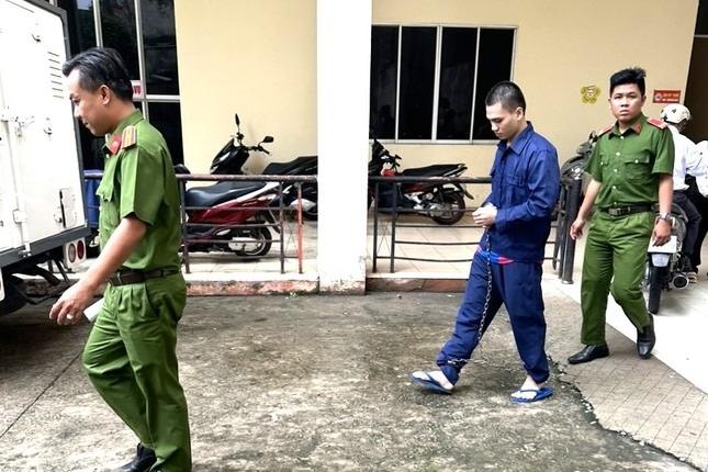 Người đàn ông tử vong trong tư thế treo cổ ở cổng nhà dân-2