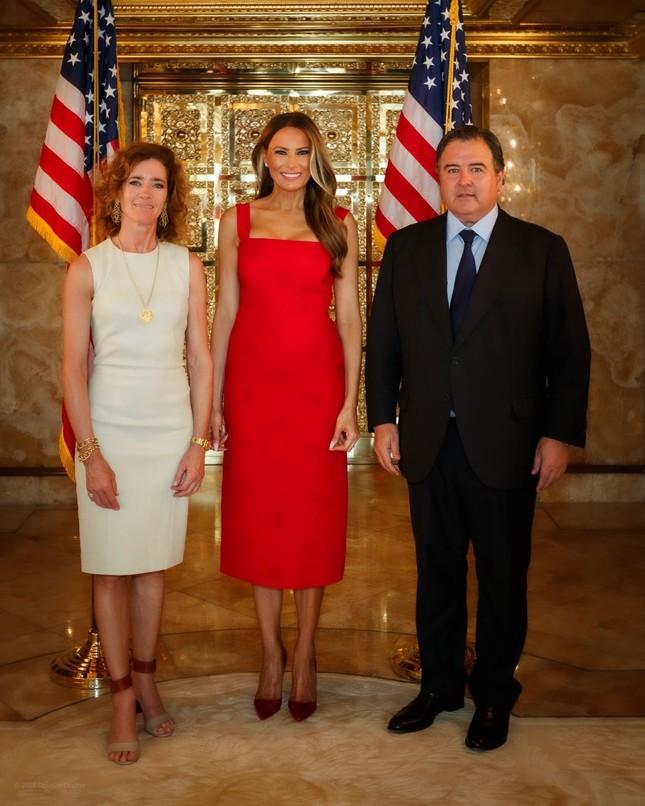 Bà Melania Trump gợi cảm tuổi 54-2