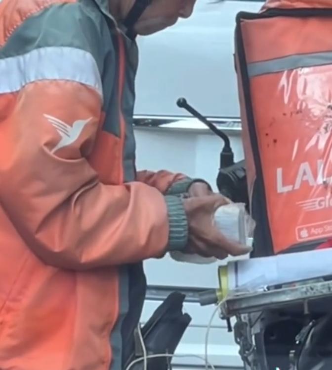 Câu chuyện xúc động phía sau video cụ bà shipper tóc bạc đếm tiền lẻ lan tỏa mạng xã hội-2