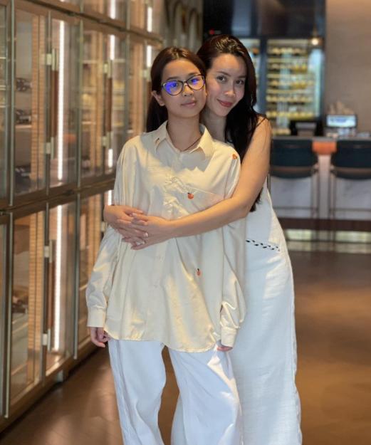 Con gái đầu lòng của Lưu Hương Giang và Hồ Hoài Anh gây sốt, được khen giống hệt mẹ-4