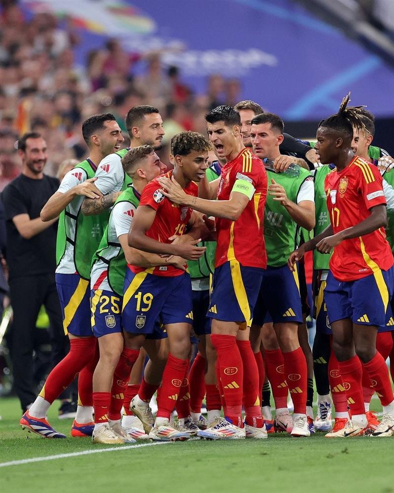 Phong cách thần đồng 16 tuổi tiễn Mbappe về nước-2