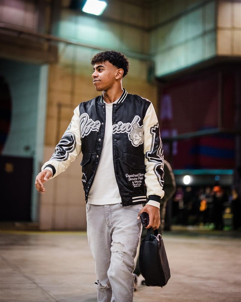 Phong cách thần đồng 16 tuổi tiễn Mbappe về nước-4