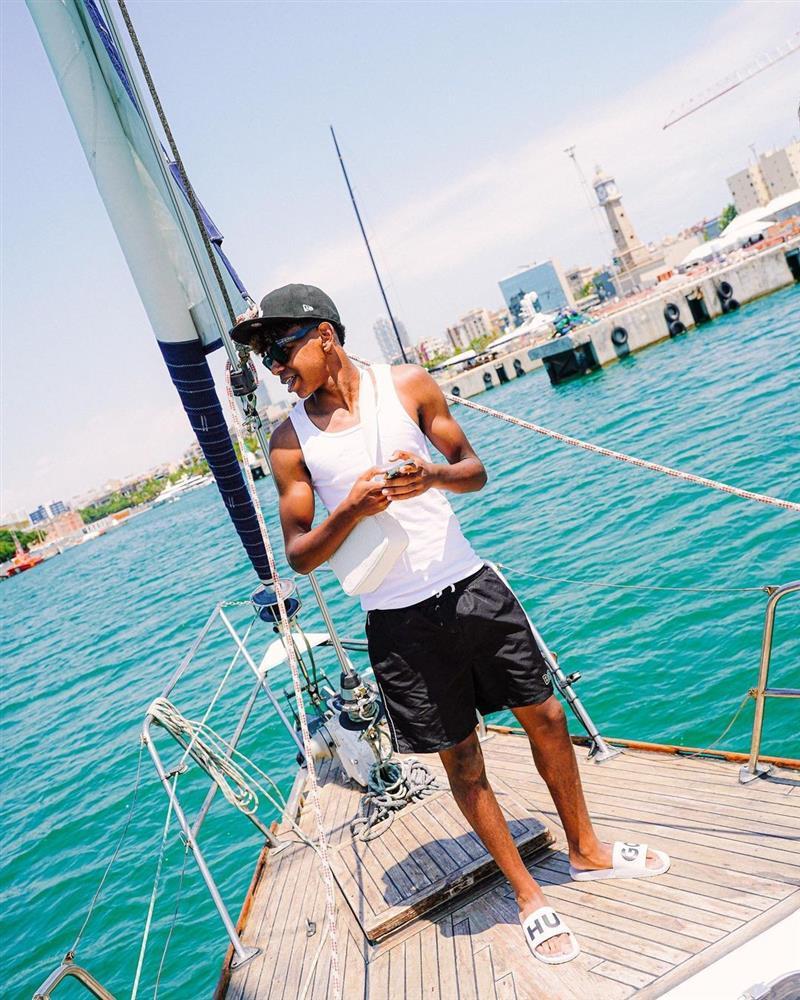 Phong cách thần đồng 16 tuổi tiễn Mbappe về nước-5