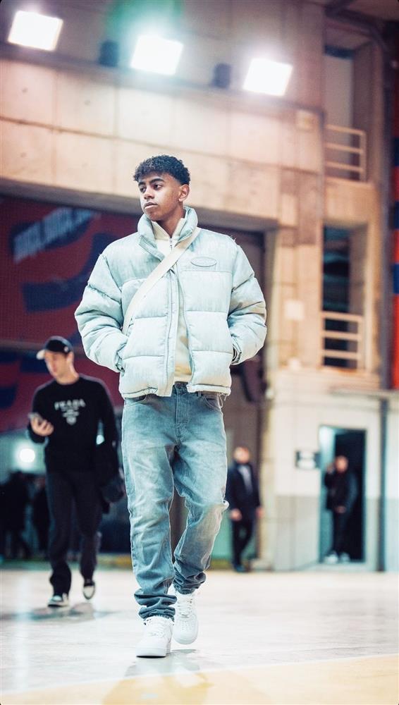 Phong cách thần đồng 16 tuổi tiễn Mbappe về nước-6