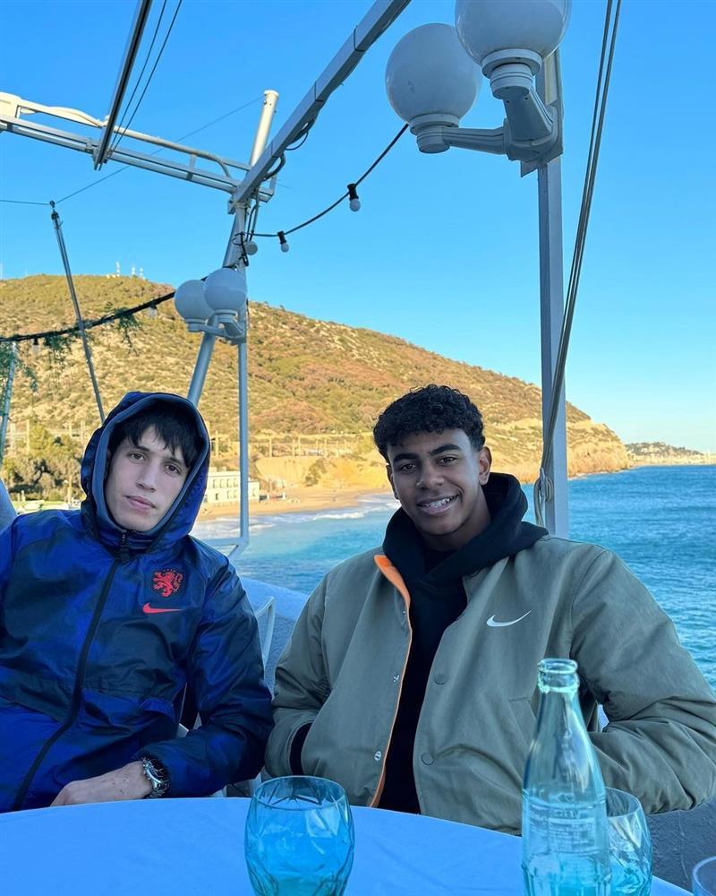 Phong cách thần đồng 16 tuổi tiễn Mbappe về nước-7