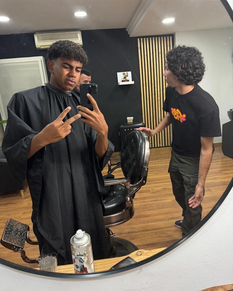 Phong cách thần đồng 16 tuổi tiễn Mbappe về nước-8