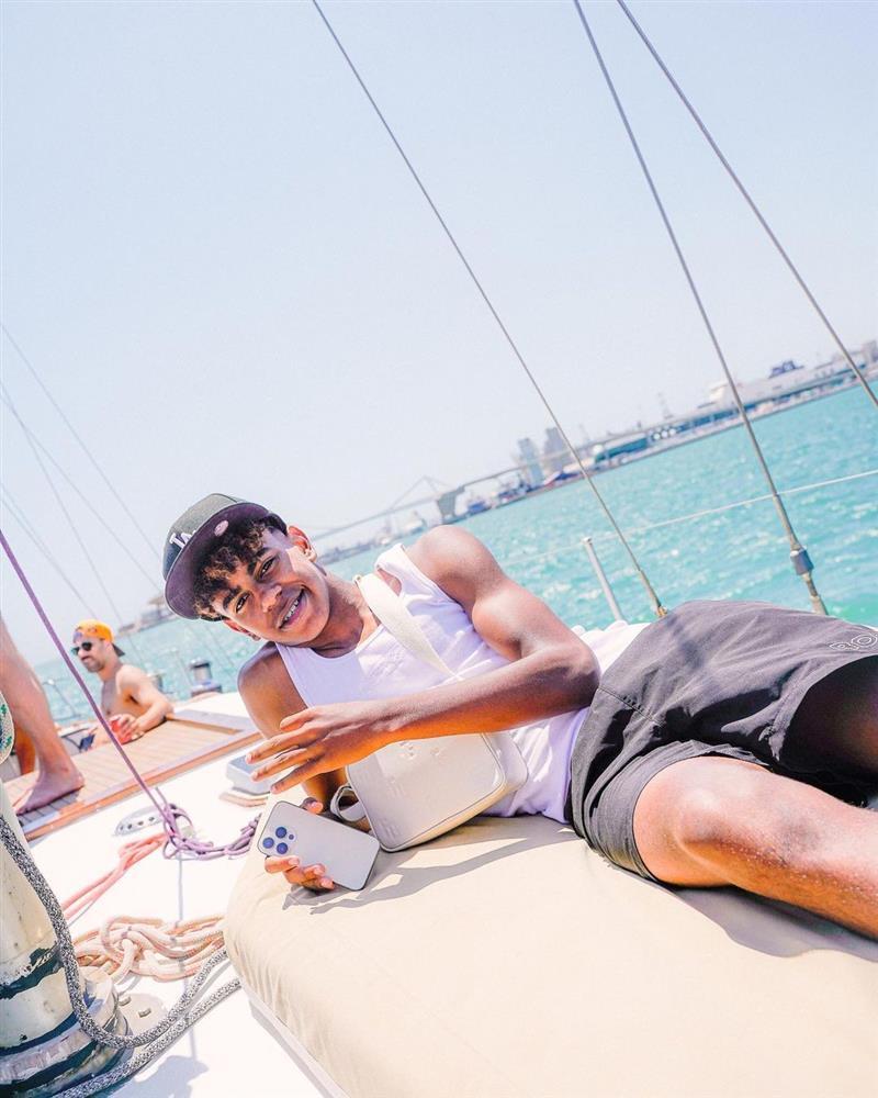 Phong cách thần đồng 16 tuổi tiễn Mbappe về nước-9