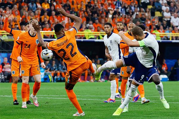 Dàn WAGs ăn mừng tuyển Anh vào chung kết Euro-11