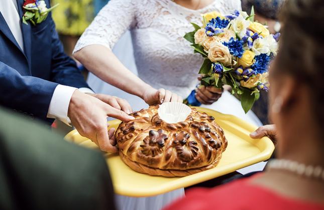 Mẹ Đặng Văn Lâm trao bánh mì và muối trong đám cưới có ý nghĩa gì?-2