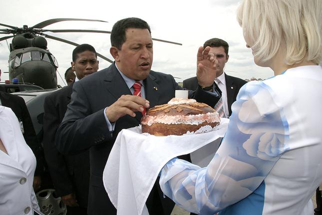 Mẹ Đặng Văn Lâm trao bánh mì và muối trong đám cưới có ý nghĩa gì?-4