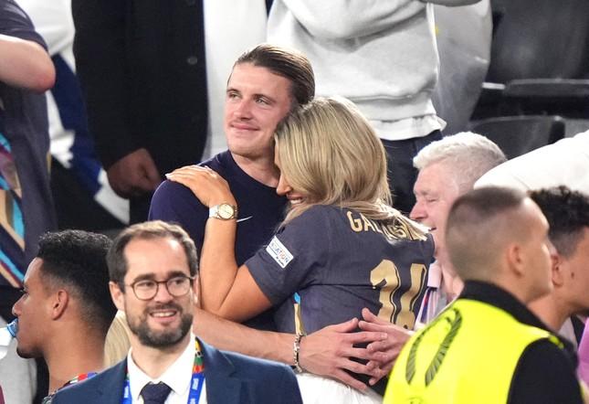 Dàn WAGs ăn mừng tuyển Anh vào chung kết Euro-8