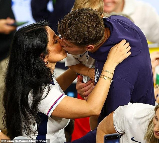 Dàn WAGs ăn mừng tuyển Anh vào chung kết Euro-9