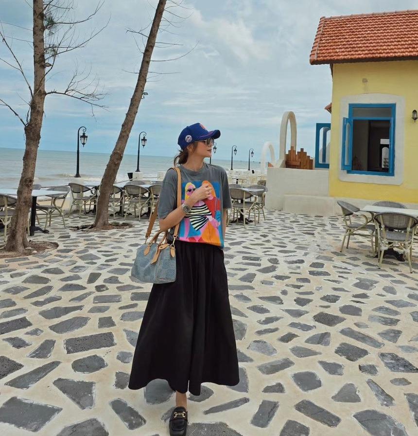 Tham khảo Thanh Hằng 10 set đồ đi du lịch phù hợp với độ tuổi trên 40-1