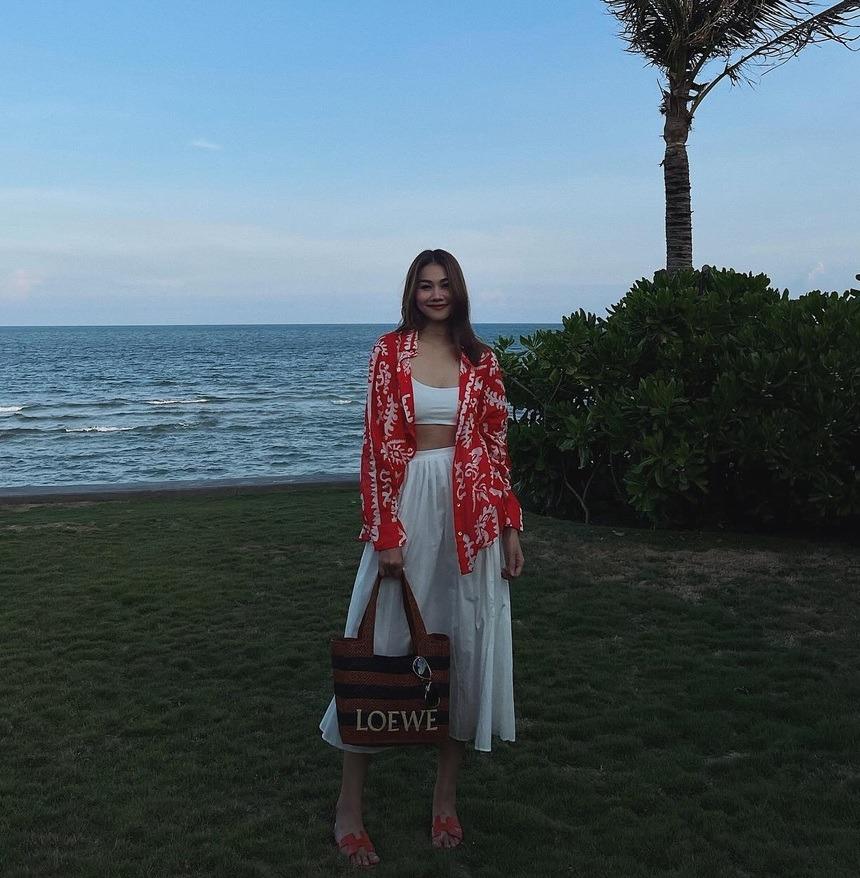 Tham khảo Thanh Hằng 10 set đồ đi du lịch phù hợp với độ tuổi trên 40-2