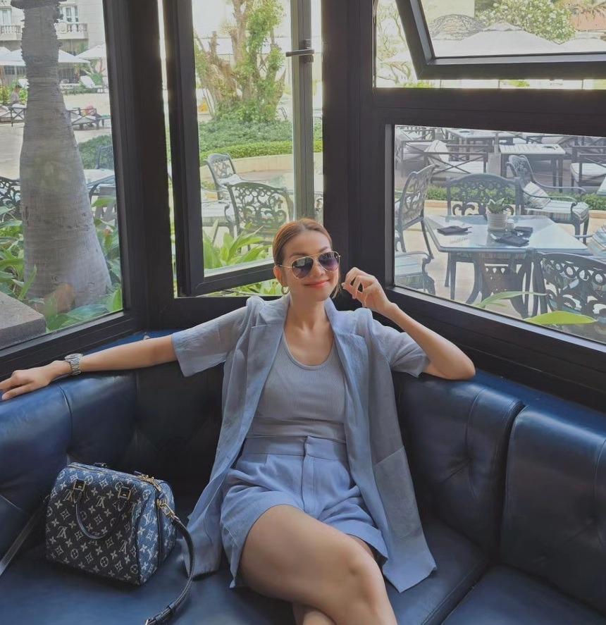 Tham khảo Thanh Hằng 10 set đồ đi du lịch phù hợp với độ tuổi trên 40-3