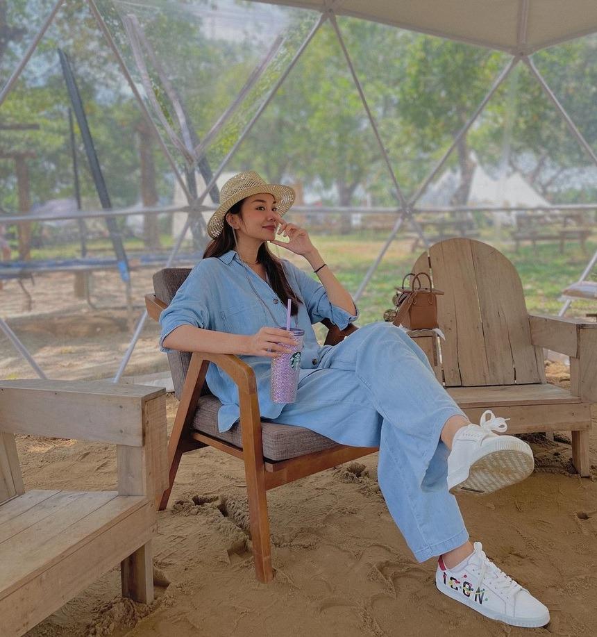 Tham khảo Thanh Hằng 10 set đồ đi du lịch phù hợp với độ tuổi trên 40-6