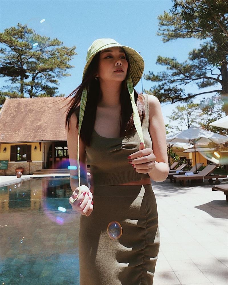 Tham khảo Thanh Hằng 10 set đồ đi du lịch phù hợp với độ tuổi trên 40-7