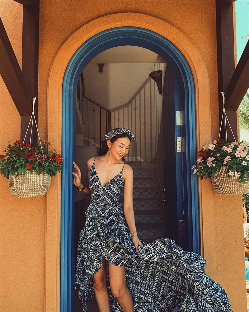 Tham khảo Thanh Hằng 10 set đồ đi du lịch phù hợp với độ tuổi trên 40-10