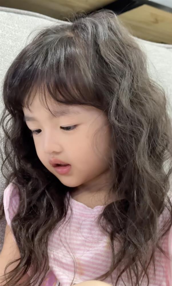 Thế lực nhí nhà Đông Nhi - Ông Cao Thắng nay đã 4 tuổi, tóc dài thướt tha như nàng thơ, được mẹ đầu tư uốn xoăn tít-1